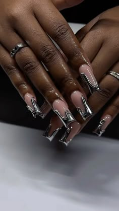 Chrome Nails Designs Y2k, Baddie Grey Nails, Silver Nails On Black Women, Medium Chrome Nails, Nail Inspo Black And Silver, Chrome Set Nails, Long Black And Silver Nails, Graduation Nail Set, Stiletto Silver Nails