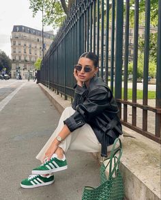 Biker jacket. Leather jacket. Adidas Gazelle Green, Green Shoes Outfit, Adidas Gazelle Outfit, Looks Adidas, Adidas Samba Outfit, Campus Outfit, Samba Outfit, Streetwear Outfit Ideas, Style Désinvolte Chic