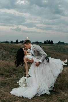 Modern Fairytale Aesthetic, Moody Wedding Pictures, Dip Kiss, Creative Wedding Pictures, Outdoor Wedding Pictures, Boho Outdoor Wedding, Fairytale Aesthetic, Barn Wedding Photography