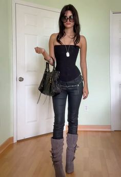 All Black Fancy Outfits, Black Boot Outfit Women, Black Boots Aesthetic Outfit, 2000s Autumn Outfits, Y2k Autumn Outfits, 2000s Fashion Fall, Wedge Boots Outfit, 2010 Fashion, Y2k Outfits