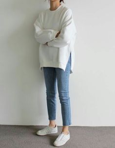 Discovered by ~ZAINAB~. Find images and videos about girl, fashion and style on We Heart It - the app to get lost in what you love. Jeans Outfit Korean, Winter Mode Outfits, Stile Casual Chic, Outfit Korean, Casual College Outfits, Korean Casual Outfits, Jeans Outfit Casual, Outfit Jeans, Chic Sweaters