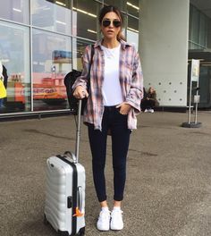 comfy Summer Airplane Outfit, Airplane Travel Outfits, Travel Outfit Spring, Comfy Airport Outfit, Airplane Outfits, Travel Clothes Women, At The Airport