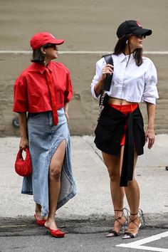 35 Street Style Summer Outfit Ideas For 2023/2024 - Vogue Australia Summer 24 Street Style, Street Fashion 2024 Summer, Summer 2024 Street Style Trends, Spring 2025 Street Style, Streetstyle Summer 2024, Summer Australia Outfits, Streetstyle Outfit 2024, 2025 Style Trends, Trend 2025 Fashion