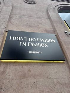 a sign on the side of a building that says i don't do fashion, i'm fashion