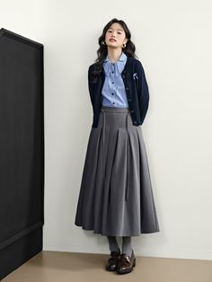 Tulle Skirt Fall, Long Pleated Black Skirt, Dark Grey Clothes, Skirt Grey Outfit, Maxi Grey Skirt Outfit, Pleated Skirt Styling, Black Pleated Casual Maxi Skirt, Oversized Sweater With Skirt, Long Wool Pleated Skirt