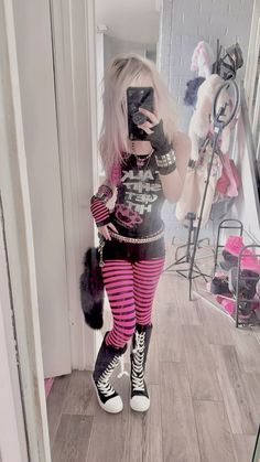 scene emo black and pink outfit Black And Pink Outfit, Fete Emo, Easy Patterns, Rawr Xd, Scene Girls, Scene Fashion, Scene Kids