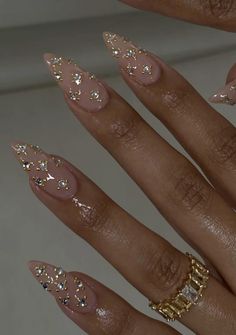 #nails #manicure #nailsinspo Medium New Years Nails, Gold Nail Jewels, New Years Nail Designs With Gems, Acrylic Nails With Pearls And Diamonds, Pearl Studded Nails, Pearl Gems Nails, Almond Nails Charms, New Years Nails 2025 Trends, Glitter Nails With Gems