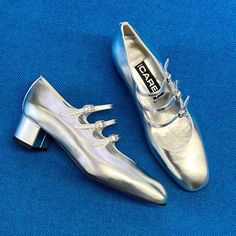 Classic mary-jane shoes in silver leather with silver leather lining and leather sole. they feature three straps silver metal buckles and a 4-cm heel.    made in italy. 100% calf leather. Carel Kina, Look 80s, Womens Mary Janes, Metallic Shoes, Metal Fashion, Jane Birkin, Shoe Inspo, Swag Shoes, Silver Shoes