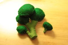 some broccoli sitting on top of a wooden table