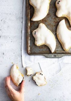 a person is holding some food in their hand and it looks like they are eating