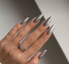 Silver Chrome nails💿 -Shape long almond   All of my sets include-  *x10 high quality & reusable nails *10 strong adhesive tabs for short term wear  *Glue for long term wear. *Cuticle pusher *Instructions on how to apply professionally.  *Swipe to see how to measure your nails* Please measure your nails using my guide in the photo section and select which preset size fits best to your nails.  Alternatively, If you select custom size please make sure to leave your measurements in the notes section at checkout in the right order. I will not be held responsible for incorrect sizes and I will not issue a refund.  Please note each set is handmade to order and will naturally vary slightly in appearance.  If you have any questions about your order or would like to enquire about a custom design pl Silver Nail Polish, Cheetah Print Nails, Maquillage On Fleek, Bridesmaids Nails, Chrome Nails Designs, Silver Nail, Metallic Nails, Nail Swag, Silver Nails