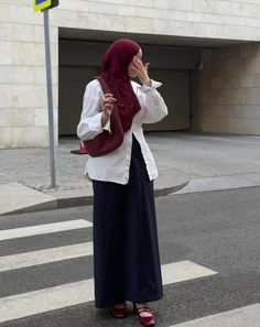 Modest Burgundy Dress, Burgundy Hijab Outfit, Fall Outfits Hijab, Hijabi Outfits Casual Winter, Blue Hijab Outfit, Burgundy Skirt Outfit, Outfit Hijab Ideas, Hijab Street Fashion, Red Hijab