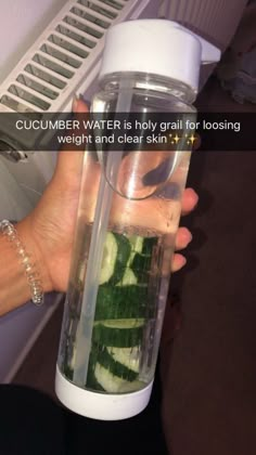 Skincare Techniques, Healthy Water Drinks, Resep Smoothie, Cucumber Water, Detox Water Recipes, Healthy Drinks Smoothies, Healthy Water, Makanan Diet, Healthy Drinks Recipes