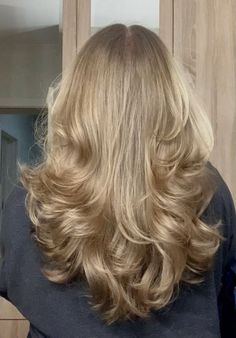 Shorter Layered Haircuts, Matilda Djerf Hair, Overnight Hairstyles, Hair Techniques, Matilda Djerf, Dark Blonde Hair, Blonde Hair Inspiration, Blonde Hair Looks, Hair Rollers