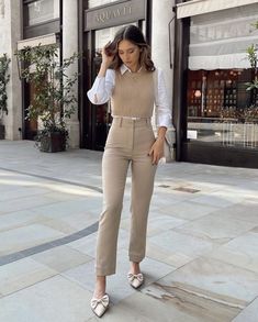 Elegantes Outfit Damen, Smart Casual Work Outfit, Winter Fashion Outfits Casual, Business Outfits Women, Business Casual Outfits For Work, Beige Pants, Casual Work Outfit, Smart Casual Outfit