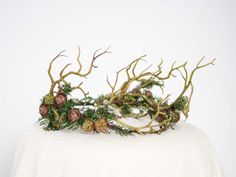 Woodland crown in beautiful tones of green and brown. Thanks to the use of artificial flowers and leaves, the crown is durable. It is a special touch to your bohemian look. A flower crown is more beautiful than the pictures. Is perfect for garden wedding. Head circumference: one size fits all (adjustable) We offer customized accessories, matching the floral crown. Here you can buy a matching floral boutonniere: https://www.etsy.com/listing/672949700/customized-flower-boutonniere You can also buy a fitted flower comb: https://www.etsy.com/listing/696659747/customized-flower-comb or a matching floral bracelet: https://www.etsy.com/listing/686638755/customized-flower-bracelet Thank you for visiting our store! Moss Crown, Witch Headpiece, Forest Crown, Twig Crown, Elven Circlet, Floral Boutonniere, Woodland Crown, Accessories Matching, Customized Accessories