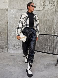 Cropped Plaid Jacket Outfit, Crop Jacket Outfits Women, Outfit 2023 Mujer, Crop Jacket Outfit, Cropped Jacket Street Style, Plaid Jacket Outfit, Cropped Jacket Outfit, Plaid Jacket Women, Shacket Outfit