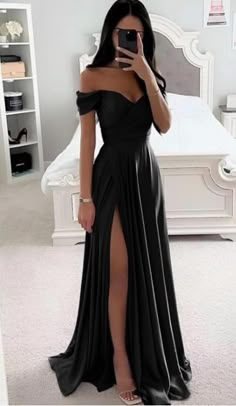 vestidos estilosos com a karina_Alencar💋💫 Black Dress Fancy Gowns, Winter Dance Dresses Long, Long Formal Dresses Elegant Classy, Formal Wedding Guest Dress Classy, Vestiti Prom, Vestidos De Gala Elegantes Noche, Black Grad Dress, Black Gown Elegant Classy, Elegant Graduation Dress