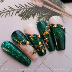 Emerald Green Nail Ideas Christmas, Green And Nude Christmas Nails, Green Gold Nails Christmas, Yule Nail Designs, Christmas Acrylic Nails Green, 90s Christmas Nails, The Grinch Christmas Nails, Nail Tape Art, Boujee Christmas Nails