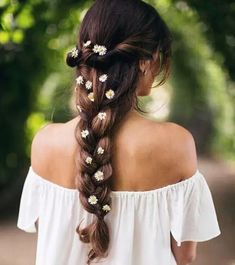 Daisy braid for an Indian hairstyle Bridesmaids Hairstyles, Latest Braided Hairstyles, Updo Ideas, Wedding Hairstyles Bridesmaid, Easy Updo, Easy Hairdos, Flowers In Her Hair, Cool Braid Hairstyles