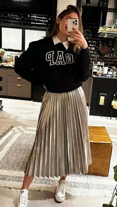 Look outonal da Mari, com saia plissada, moletom e tênis. Mari Palma, Silver Outfit, Silver Outfits, Corporate Outfits, Converse White, Mom Outfits, Street Style Outfit, Winter Looks, Outfits Casuales