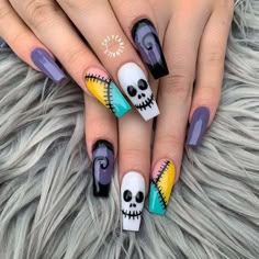 We love Halloween so have picked out some of the best Halloween acrylic nails from the web. We have spiders, ghosts, bats and more. Cute Halloween Nails Simple Square, Cute Easy Halloween Nails, Skull Nail Art, Halloween Nails Diy, Holloween Nails, Kutek Disney, Halloween Acrylic, Cute Halloween Nails, Halloween Fest