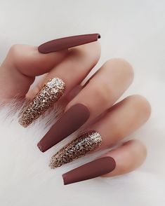 These are the BEST brown matte nails ideas, including cute brown matte nails designs with gold glitter, long brown matte nail art designs, brown matte nails coffin, brown matte nail designs fall and more! Plus, there are other cool matte brown nails coffin and long matte brown acrylic nails designs that you should check out. Copper Nails Designs, Trunk Party, Brown Nail, Polish Nails, October Nails, Nails 2022