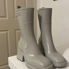 Nude/Cream Chloe Betty Rain Boots Excellent Condition Worn 3 Times. No Signs Of Wear Or Damage. Cons With Box And Dust Bags Fits True 6.5 And 7(Slightly Snug But Fits) Dress With Rain Boots, Ivory Rain Boots, Chloe Edith Boots, Chloe Snow Boots, Chloe Betty Rain Boots, Chloe Rylee Boots, Chloe Shoes, Cream White, Rain Boots