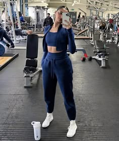 Gym Outfits For Women Sweatpants, Workout Joggers Outfit, Gym Outfits For Women Loose Fit, Loose Gym Outfit, Gym Outfit Joggers, Gym Winter Outfits, Knee Fat Workout, Sweatpants Gym Outfit, Baggy Workout Outfits