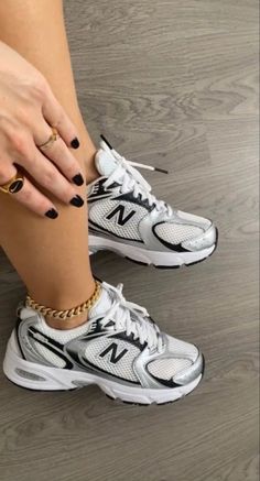 Womens New Balance Sneakers, Shoes For Guys, Pretty Sneakers, Trendy Shoes Sneakers, Dr Shoes, Pretty Shoes Sneakers, All Nike Shoes, Shoes Outfit Fashion, Cute Nike Shoes