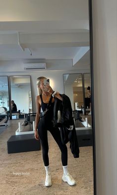 Daily Walk Outfit, Lululemon Employee Outfit, Spring Activewear Outfits, Personal Trainer Outfit Women, Define Jacket Outfit Aesthetic, Active Wear Outfits Aesthetic, Pilates Outfits For Women, Pilates Outfit Style, Pilates Outfit Aesthetic