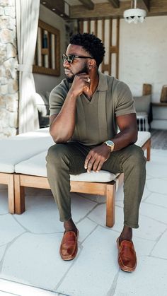 Discover timeless and sophisticated Office Old Money Fashion For Men. Get inspired by 20+ influencer-approved looks to elevate your style in 2024. Cognac Loafers, Black Men Casual Style, Outfits For The Office, Black Outfit Men