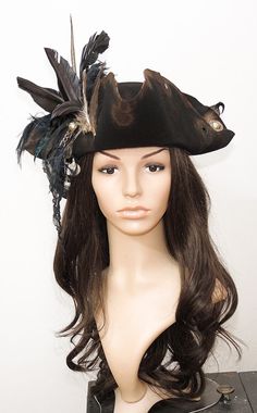 Pirate Bride / Tricorn/ Captain / Feathered Hat / Black - Etsy Pirate Captain Hat, Karneval Diy, Pirate Costume Diy, Pirate Cosplay, Ren Faire Costume, Female Pirate Costume, Steampunk Pirate, Pirate Queen, Pirate Outfit