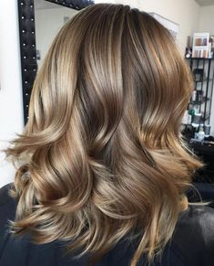 Haircut Shoulder Length, Haircut Shoulder, Thick Wavy Hair, Layered Hairstyles, Medium Layered, Wavy Haircuts, Wavy Hairstyles, Shoulder Length Hair Cuts, Haircut For Thick Hair