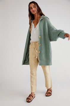 Slouchy Cardigan Outfit, Coastal Winter Outfits, Bohemian Minimalist Fashion, Euro Fashion, Boho Mom, Cardigan Fits, Oversize Cardigan, Free People Swim, Exaggerated Collar