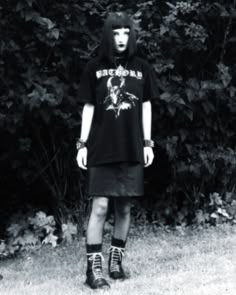 black metal metalhead dark fashion style Baggy Metal Outfit, Goth T Shirt Outfit, Metal Head Outfits Girl, Metalhead Fashion Outfits, Black Metal Aesthetic Outfit, Metal Shirt Outfit, Metalhead Summer Outfits, Female Metalhead Outfit, 90s Metal Fashion