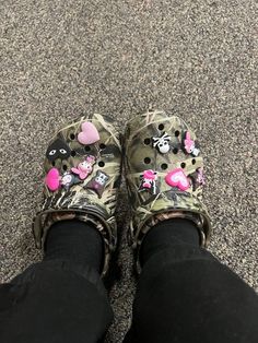 Camo Crocs, Pink Charms, Pretty Sneakers, Crocs Fashion, Trendy Shoes Sneakers, Pretty Shoes Sneakers, Shoe Wishlist, Fresh Shoes, Hype Shoes