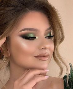 4 Modernas Formas de Cejas que Rejuvenecen ¡Sin Maquillaje! Eye Makeup Prom, Emerald Eye Makeup, Makeup Verde, Green Dress Makeup, Green Eyeshadow Look, Dresses Dinner, Gold Makeup Looks, Emerald Dress, Makeup Gold