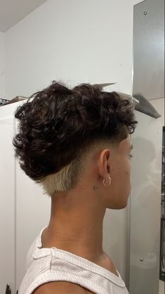 Stud Undercut Long Hair, Masc Curly Hair Cuts, Mullet Hair Color Ideas, Short Mullet Curly Hair, Shaved Hair Designs, Men Hair Color, Faded Hair