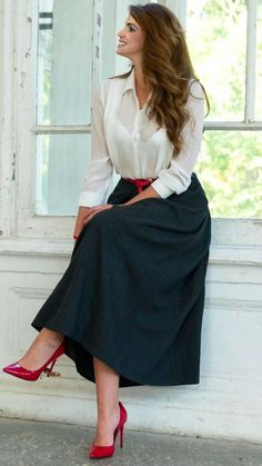 Dress Soiree, Aged Clothing, Conservative Outfits, Perfect Wife, Corporate Attire, Queen Rania, Modest Dresses Casual, Gender Roles, Fashion Mistakes