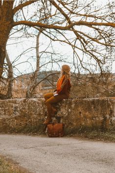 Un look littéraire et nature pour femme, avec un cartable et des bottines vintage #forestgirl #naturephotography #lookoftheday #lookdujour #lookstyle  #litterature Blogging, Crochet