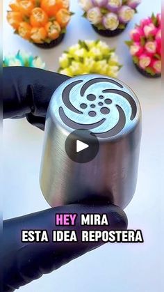 a person holding a metal object with flowers in the background and text that reads hey mira esta idea repostera