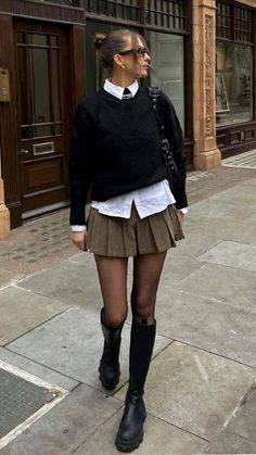 Rok Mini, Skirt And Boots, Fest Outfits, Chique Outfits, London Outfit, Skirts With Boots, Miniskirt Outfits