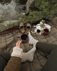 пикник уютная осень эстетка осени осенний пикник autumn coffee Fall Mood Board, Camping Aesthetic, Fall Inspo, Granola Girl, A Cup Of Coffee, Jolie Photo, Lombok, Autumn Aesthetic, 가을 패션