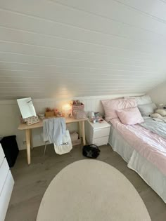 a bedroom with a bed, desk and mirror in the corner on the wall next to it