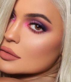 PUNTA Y FINAL Otra gran opción para dar color al lagrimal y resaltar el ojo es que pintes sólo un poco del lagrimal y donde termina tu raya negra del párpado, la enmarques con ese mismo color. Maquillage Kylie Jenner, Rosa Make-up, Looks Kylie Jenner, Video Makeup, Jenner Makeup, Kylie Jenner Instagram, Kim K Style, Kylie Jenner Makeup, Jessie James