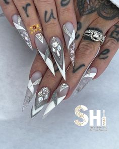 Stiletto Nails With Charms, Nail Art Stiletto, Nail Designs Bling, Stilleto Nails Designs, Stiletto Nail Art, Sassy Nails, Ombre Acrylic Nails, Stiletto Nails Designs, Nails Design With Rhinestones