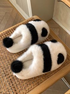 Big Squishies, Panda Slippers, Panda Lindo, Cute Slippers, Cartoon Panda, Home Slippers, Winter Slippers, Cute Panda, Winter House