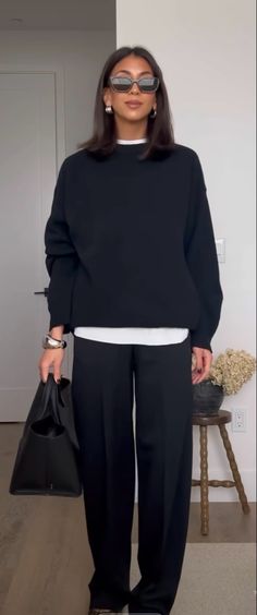 Monochrome Aesthetic Outfits, Sunday Chill Outfit, Clean Look Outfit, Elegant Outfits For Women, Trousers Street Style, Lunch Outfit, Work Outfits Women Summer, Belle Silhouette, All Black Fashion