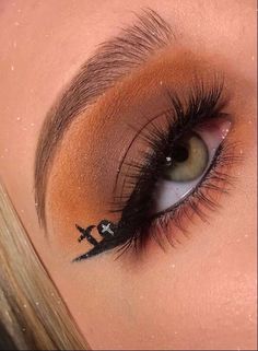 Halloween Eyeliner For Hooded Eyes, Simple Halloween Eyeshadow Looks, Easy Halloween Eyeliner Ideas, Halloween Makeup Looks Eyeshadow, October Eyeshadow Looks, Simple Thanksgiving Eye Makeup, Simple Halloween Makeup For Work